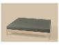 Lit en bois clair avec un matelas vert foncé sur un fond beige.