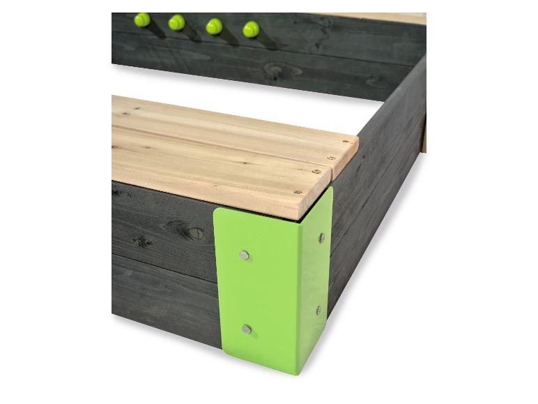 Bac à sable en bois avec coins verts et sièges en bois clair