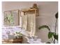 Salle de bain avec étagère à serviettes en bois, miroir et lavabo avec plantes.