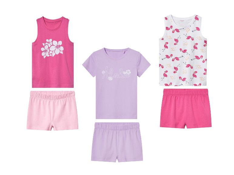 Deux pyjamas pour filles, un avec un imprimé floral et l'autre avec des flamants roses.