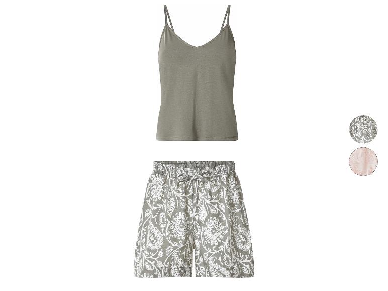 Ensemble de pyjama femme avec débardeur vert à fines bretelles et short à motifs.
