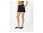 Shorts noirs et sandales plates : look élégant et minimaliste.