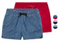 Deux shorts, un en jean bleu et un rouge.