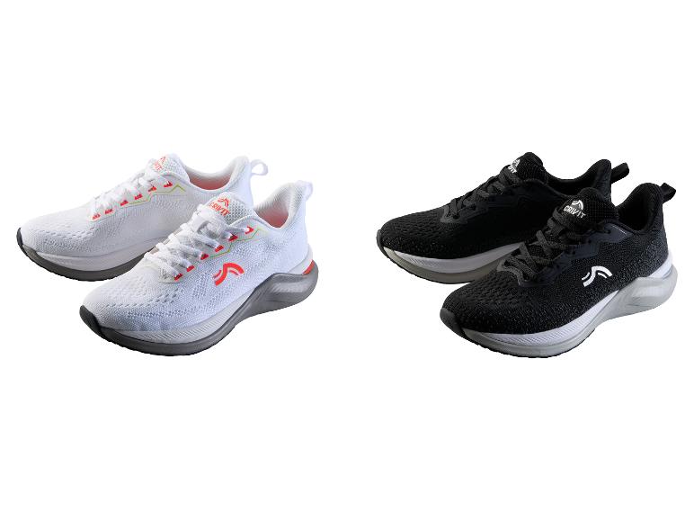 Deux paires de chaussures de sport, une blanche avec des accents orange et une noire avec des accents blancs.