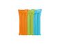 Trois matelas pneumatiques orange, vert et bleu pour l'été.