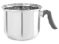 Une casserole en acier inoxydable avec une poignée noire.
