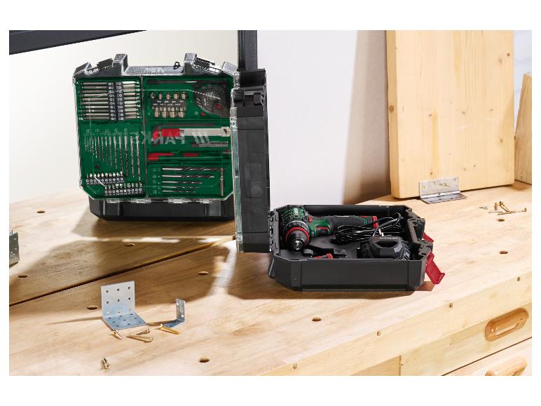 Un jeu de forets et une perceuse sans fil sur une table en bois avec des vis et des équerres.