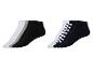 Des chaussettes noires, blanches et grises à la cheville avec des rayures et des ancres.