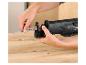 Une scie sauteuse Parkside noire avec une lame pour le bois.