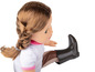 Une poupée avec des cheveux bruns et un pantalon d'équitation, porte une botte.