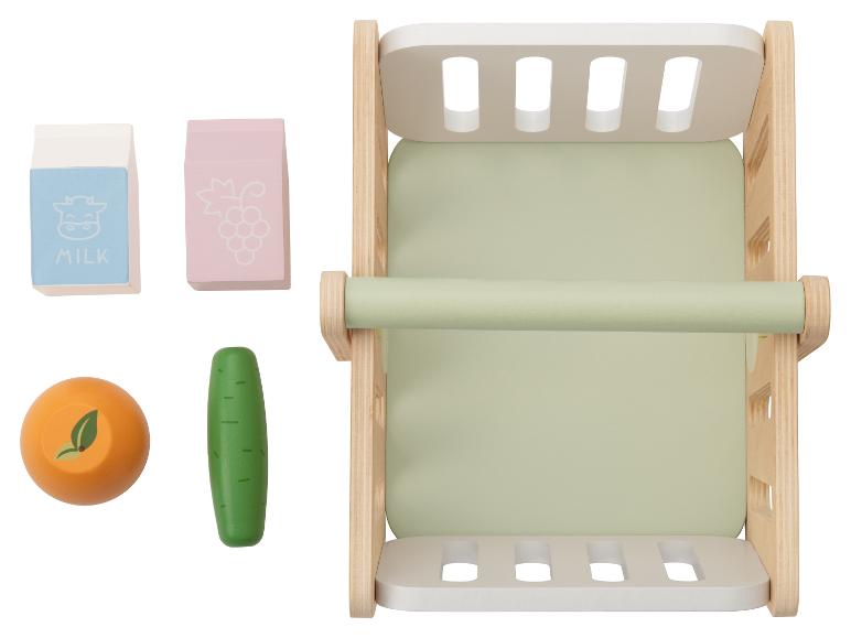 Articles d'épicerie en bois, y compris lait, jus, orange, concombre et un chariot de courses.