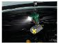 Lampe Parkside accrochée au capot d'une voiture.