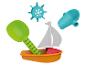 Jouets de plage: pelle verte, volant turquoise, entonnoir turquoise et bateau orange-rouge avec voile blanche.