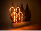 Cannes à sucre lumineuses et petits sapins dans une bassine en zinc, décoration de Noël.