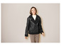 Femme portant une veste en cuir noir avec doublure en fourrure