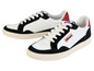 Des baskets Ellesse blanches et noires.