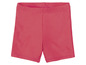 Un short de bain rose pour femme.