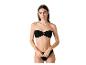 Modèle portant un bikini noir bandeau.