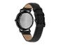 Une montre noire avec un bracelet en cuir