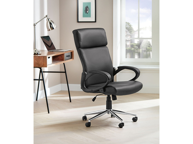 Un fauteuil de bureau en cuir noir avec accoudoirs.