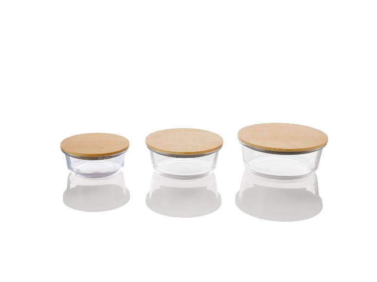 Trois pots en verre avec couvercles en bois