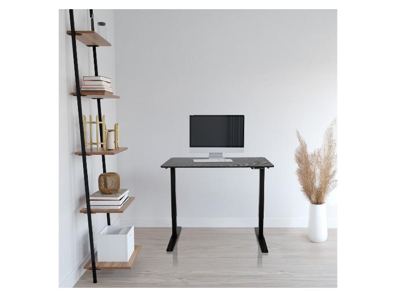 Bureau noir réglable en hauteur avec un ordinateur et une étagère en bois décorée.