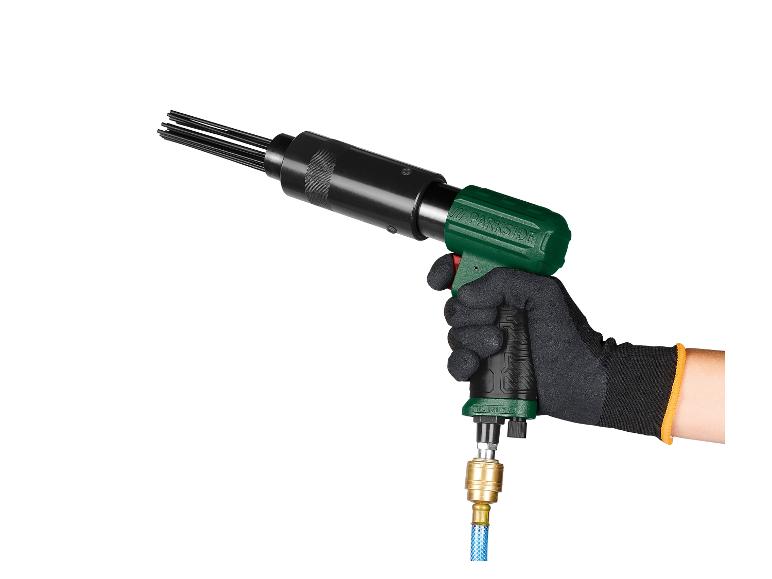 Un marteau pneumatique Parkside vert avec une poignée noire, tenu par une main gantée de noir.
