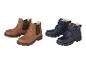 Deux paires de chaussures pour enfants : des bottines Chelsea marron et des bottines bleues à scratch.