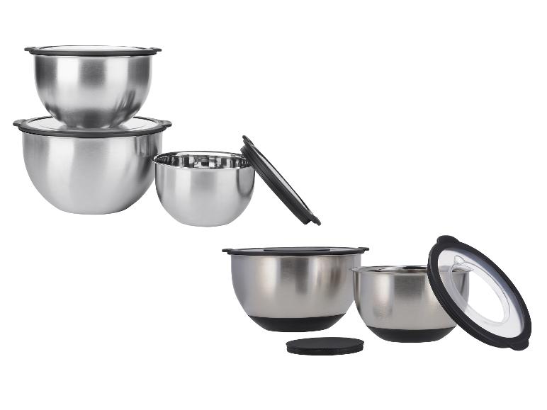 Ensemble de bols mélangeurs en acier inoxydable avec couvercles noirs, certains empilés.