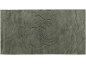 Tapis gris avec motif de rose en relief.