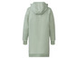 Une robe sweat-shirt à capuche vert clair.