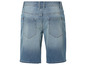 Short en jean bleu avec des poches à l'arrière.