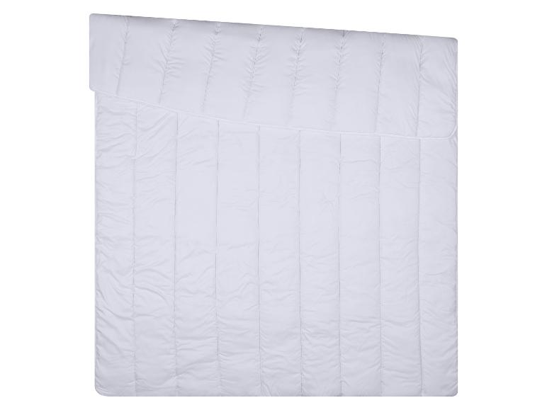 Couette blanche matelassée avec coutures verticales et une bande horizontale.