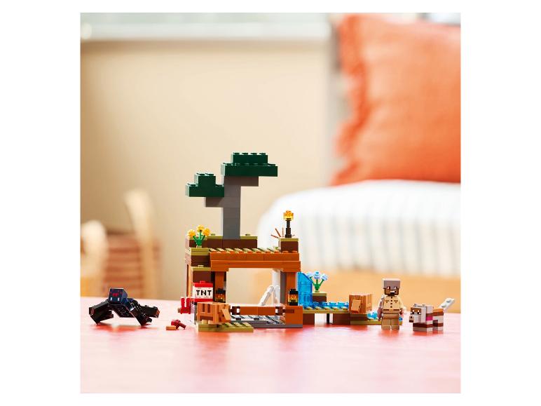 Ensemble de construction avec un arbre, des figurines de personnes et d'animaux, et des accessoires comme du TNT.