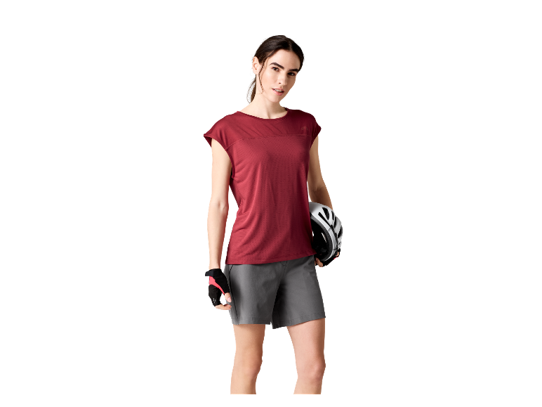 Femme en t-shirt et short de sport, avec casque et gants.