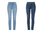 Deux paires de jeans, un bleu clair et un bleu foncé.