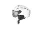 Casque de ski blanc avec visière et sangle réglable.