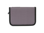Une trousse grise avec des bords noirs pour stylos et crayons.