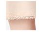 Gros plan d'une jambe de femme portant un short rose clair bordé de dentelle.