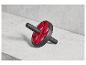 Une roue abdominale rouge et noire pour un usage domestique.