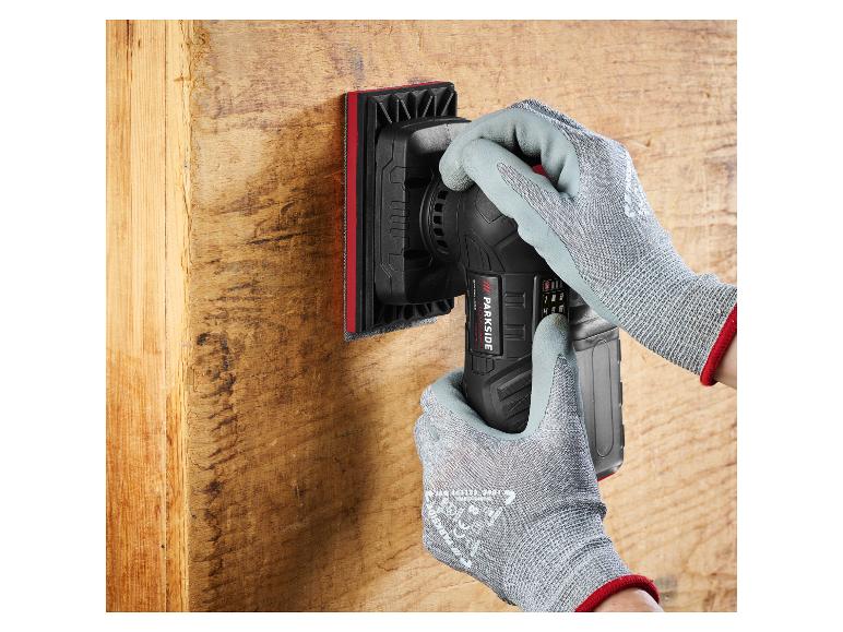 Mains ponçant une surface en bois avec une ponceuse sans fil.
