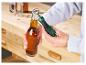 Ouvre-bouteille avec bière dans les mains.