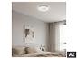 Ventilateur de plafond avec lumière dans une chambre moderne avec lit et rideau.