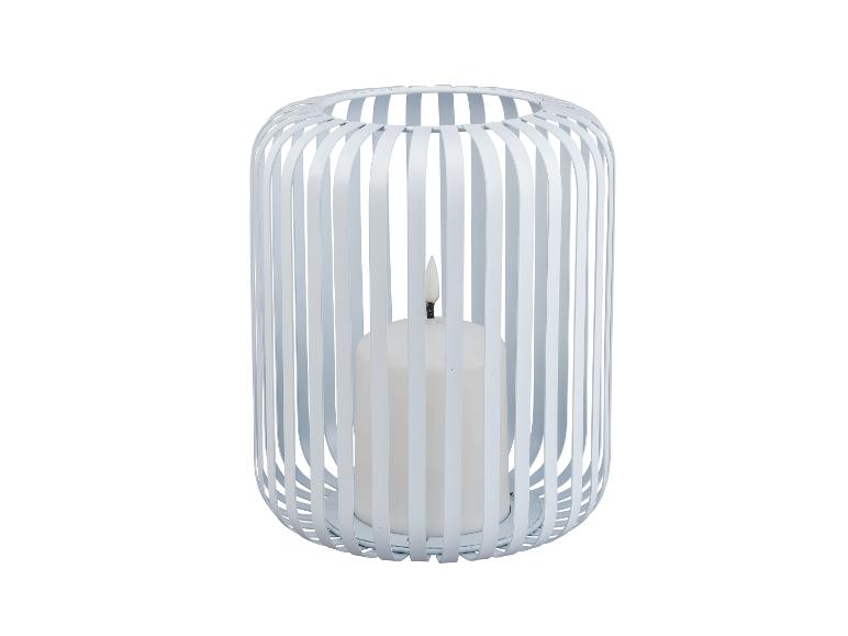 Un bougeoir blanc avec une bougie blanche.