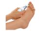 Femme utilisant un kit de pédicure électrique pour le soin des ongles de pieds.
