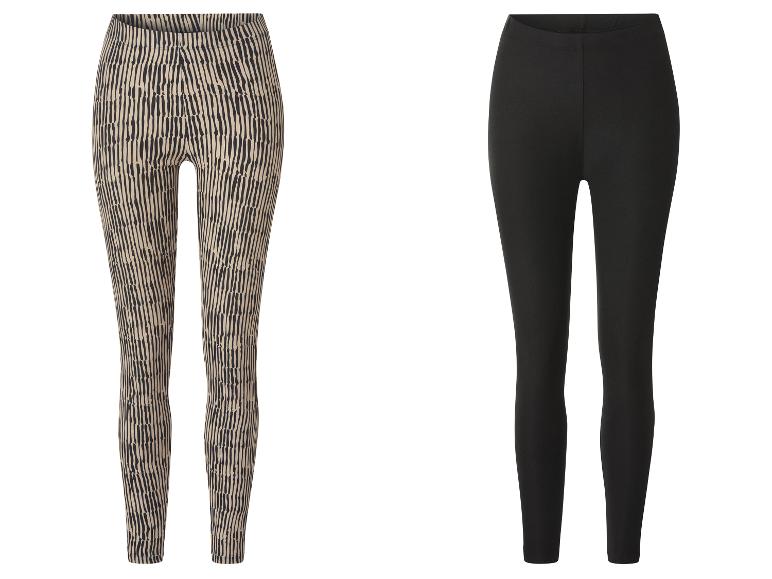 Deux paires de leggings: une à rayures beiges et noires, l'autre unie noire