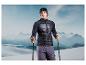 Homme en vêtements de ski noirs avec des bâtons de ski dans la neige