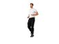 Homme en pantalon de jogging noir et t-shirt blanc.