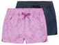 Deux shorts, un avec un imprimé de coquillages et un short en jean.