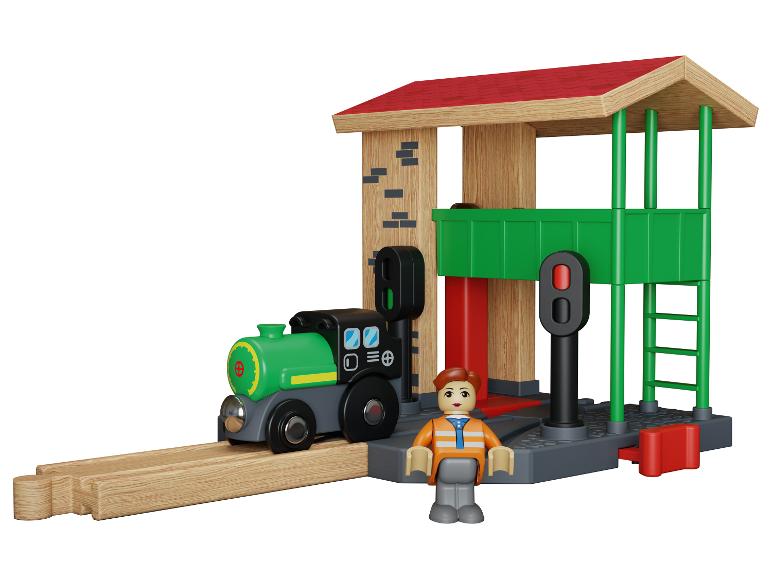 Un train en bois avec des wagons et une gare.